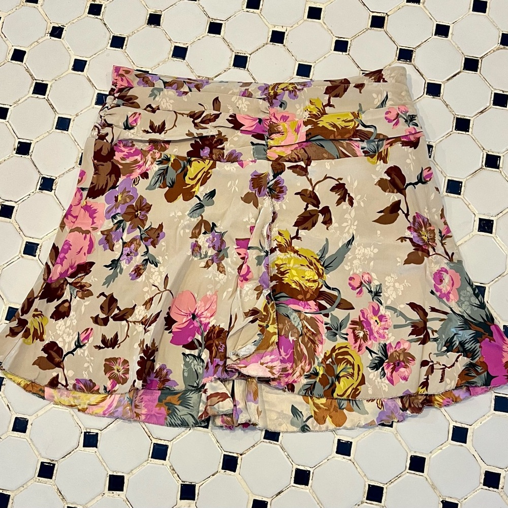 EUC SZ 4 or S Nicole Miller Collection silk floral mini skirt